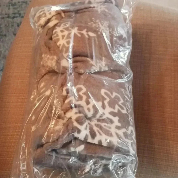 50×80 ..NWT Snowball blanket.. - Picture 1 of 3